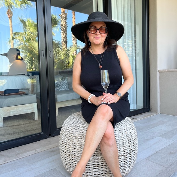 Meet your Posher, Angi 🍸 - Picture 6 of 12